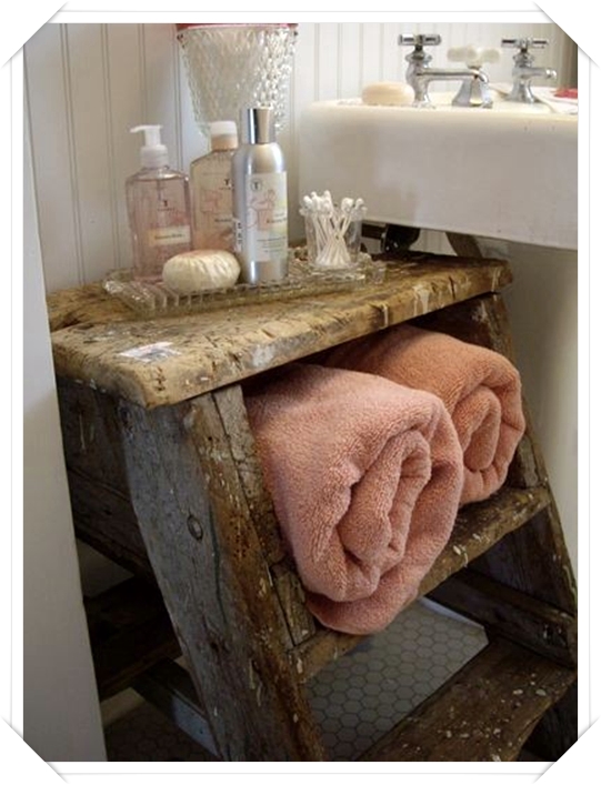 vecchia scala riciclata come portasalviette da bagno src=