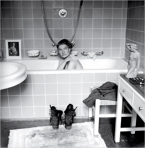 Lee miller in vasca da bagno, fotografata nell'appartamento di Adolf Hitler  src=