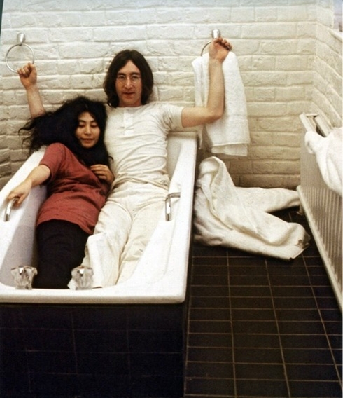 John Lennon e Yoko Ono in vasca da bagno  src=