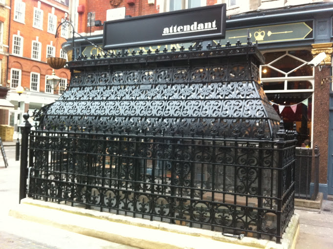 ATTENDANT - foley street London - il bar visto dall'esterno src=
