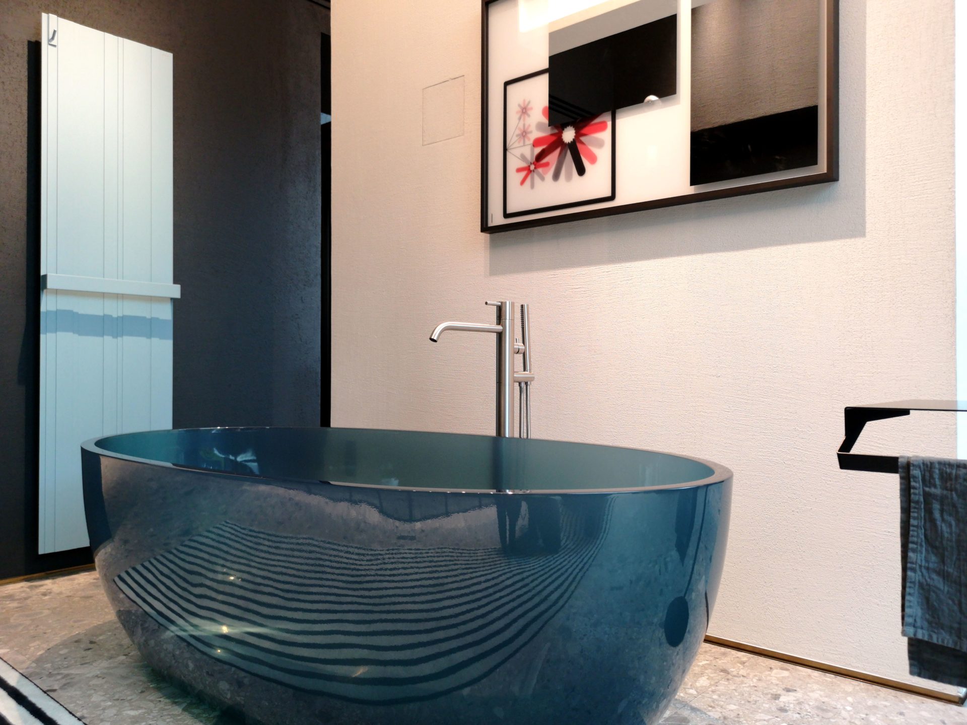 Reflex: vasca freestanding in CristalmoodReflex: vasca freestanding in Cristalmood resina trasparente colorata
