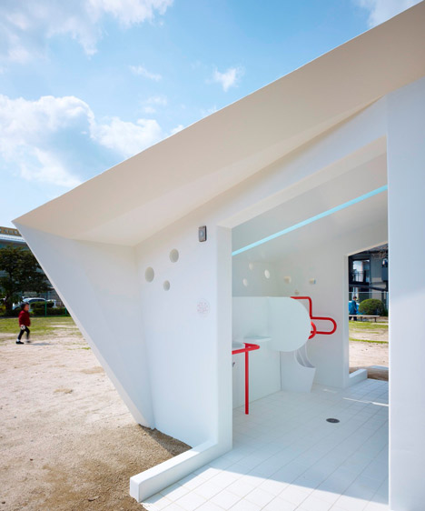 Giappone: Toilette nel Parco pubblico a Hiroshima - Design by Future Studios