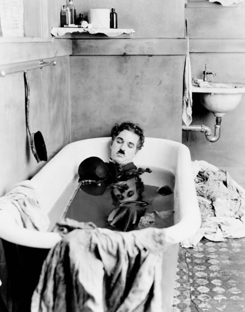Charlie Chaplin, the Payday 1922 - scena della vasca da bagno  src=