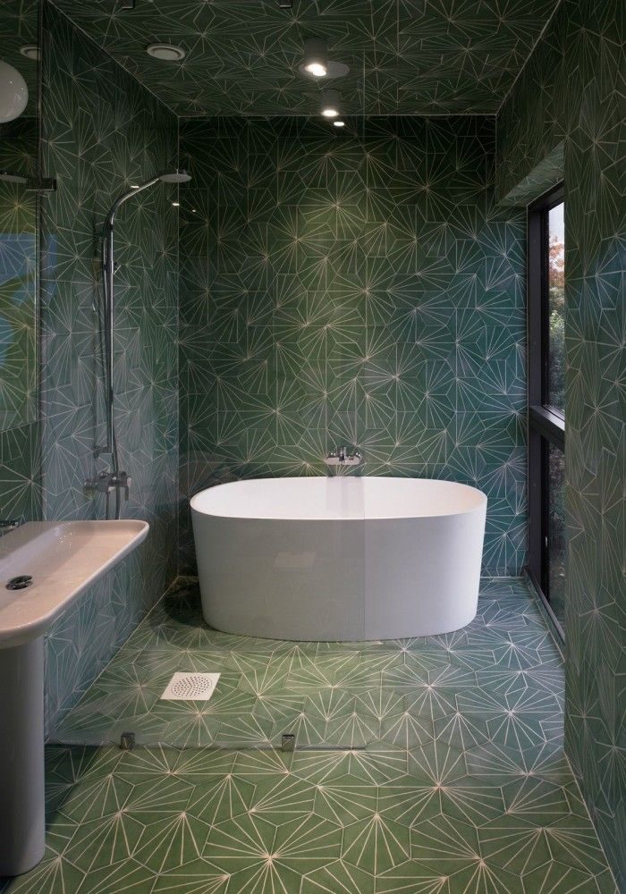 green tiles bathroom - bagno con piastrelle verdi