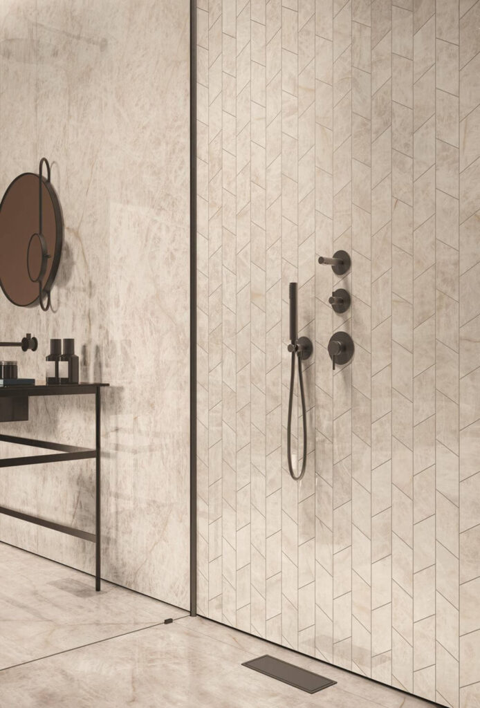 gres porcellanato effetto marmo in bagno
