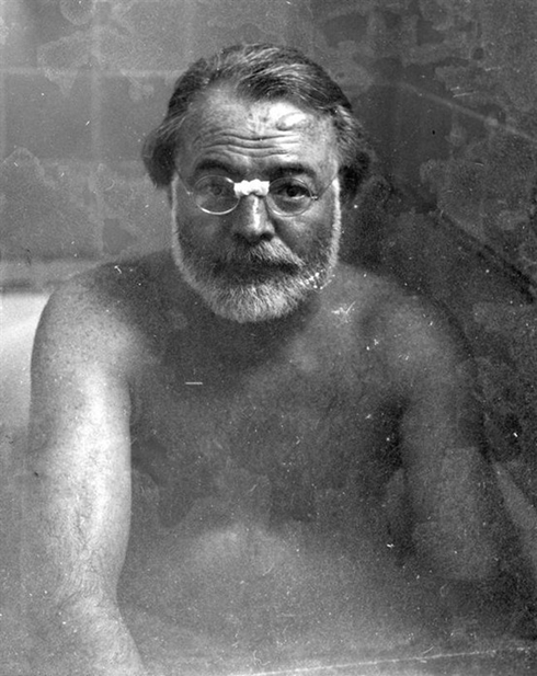 Ernest Hemingway in vasca da bagno  src=