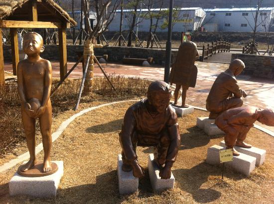 Il parco della Toilet House - casa museo del wc - Corea src=