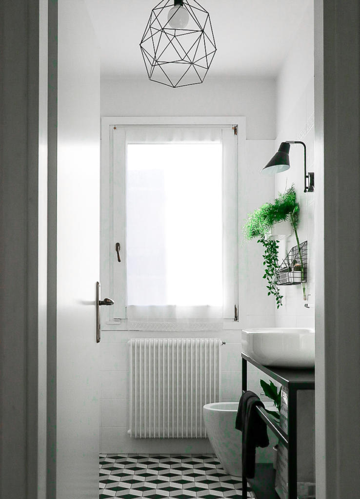 vista bagno bianco e nero 