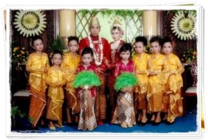 Foto 2 - sposi indonesiani con bambini src=