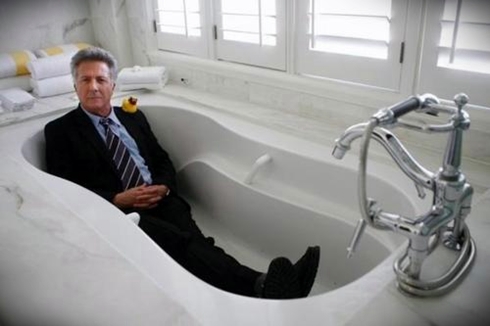 Dustin Hoffman in vasca da bagno  src=